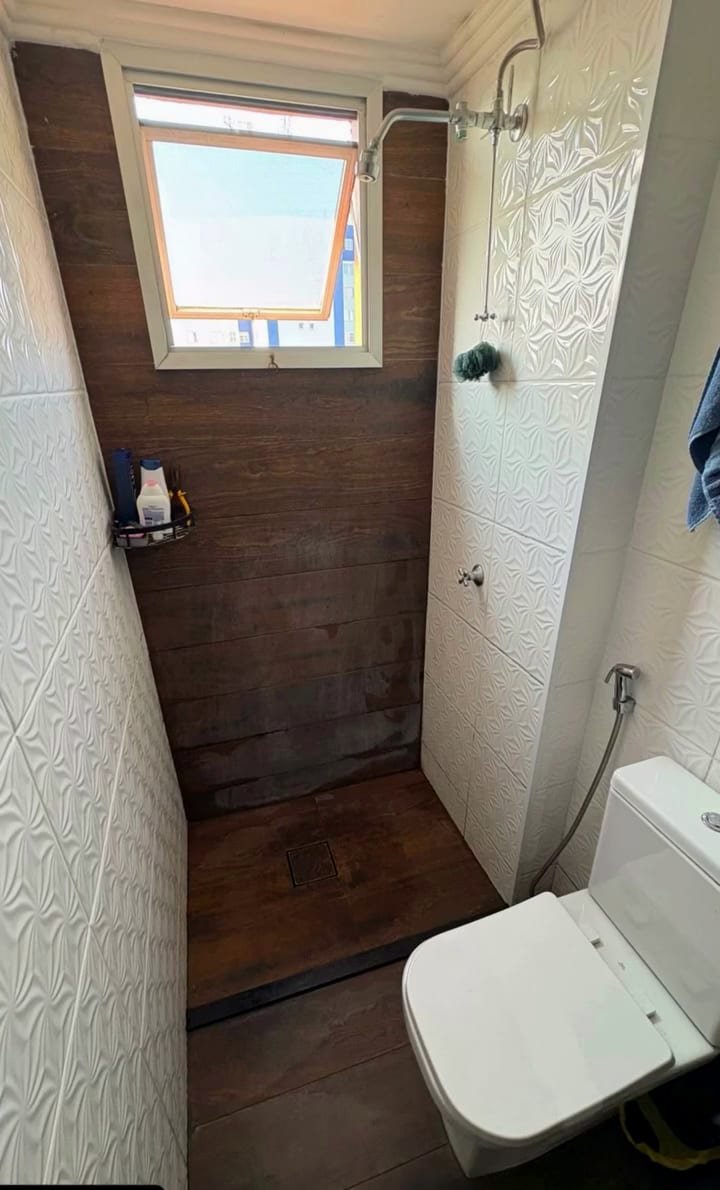 Banheiro antes: área do chuveiro sem box.